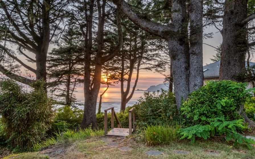 Agate Beach Oceanfront Lodge - 2 Living Spaces, Hot Tub — photo 2