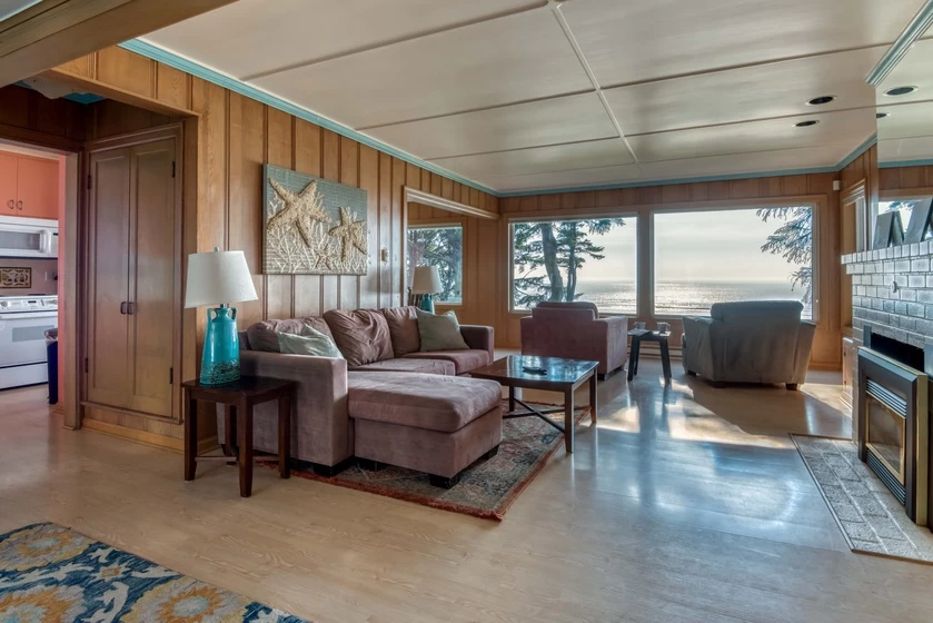Agate Beach Oceanfront Lodge - 2 Living Spaces, Hot Tub — photo 3