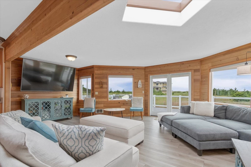 Blue Bungalow - Monthly Only Rental — photo 2