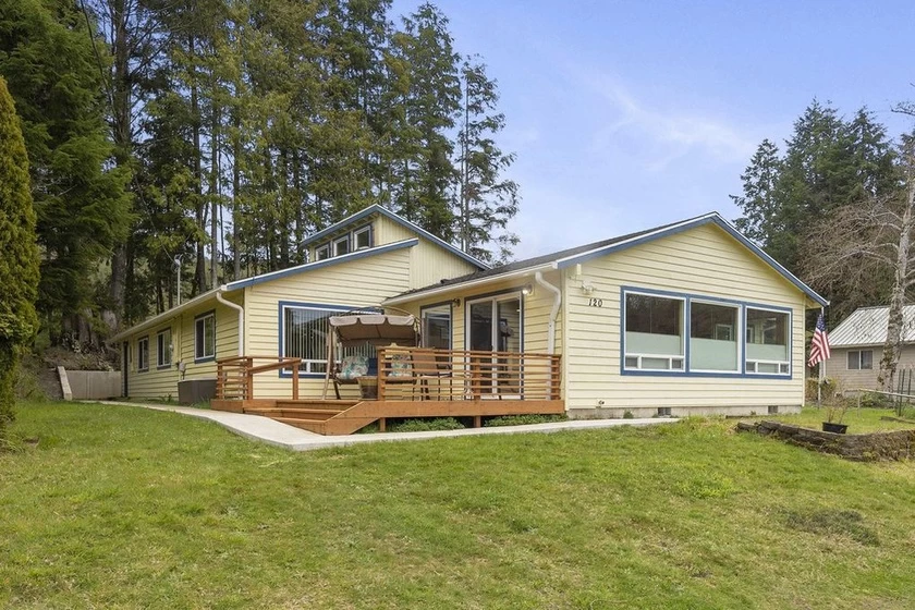 Moss Quadrant - Attached Studio Included