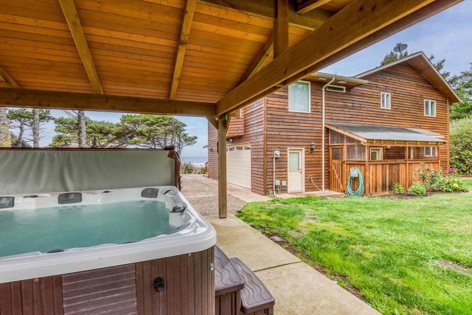 Miss Olena - Hot Tub, Game Room — photo 2