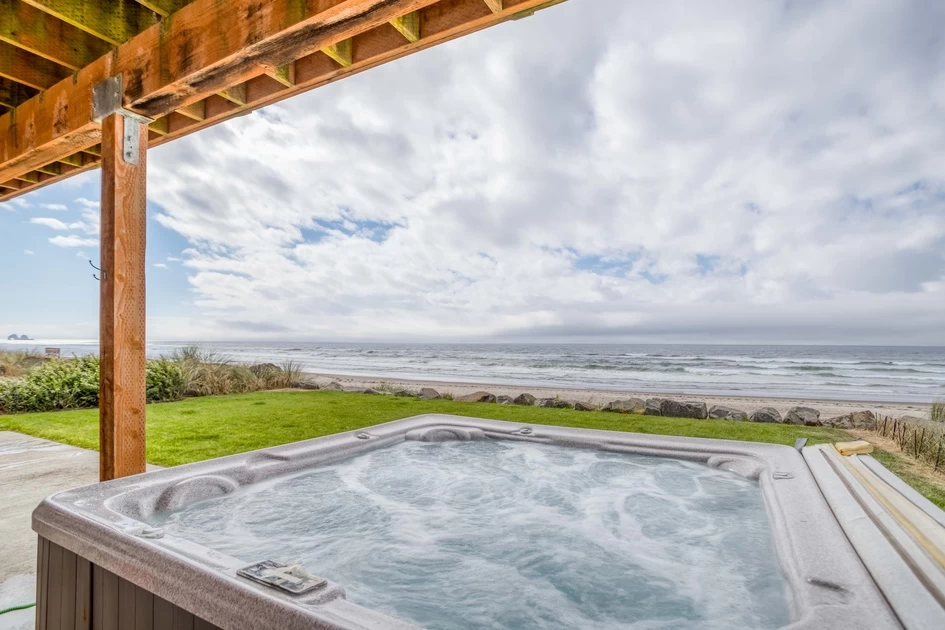 Pelican's Flight - Oceanfront Hot Tub, EV Charger — photo 2