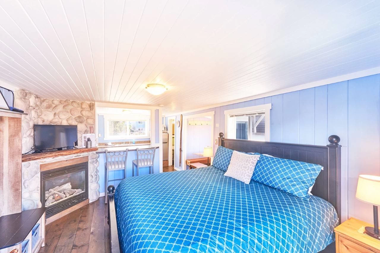 Beachside Bungalow # 6 - Cozy Studio for Two