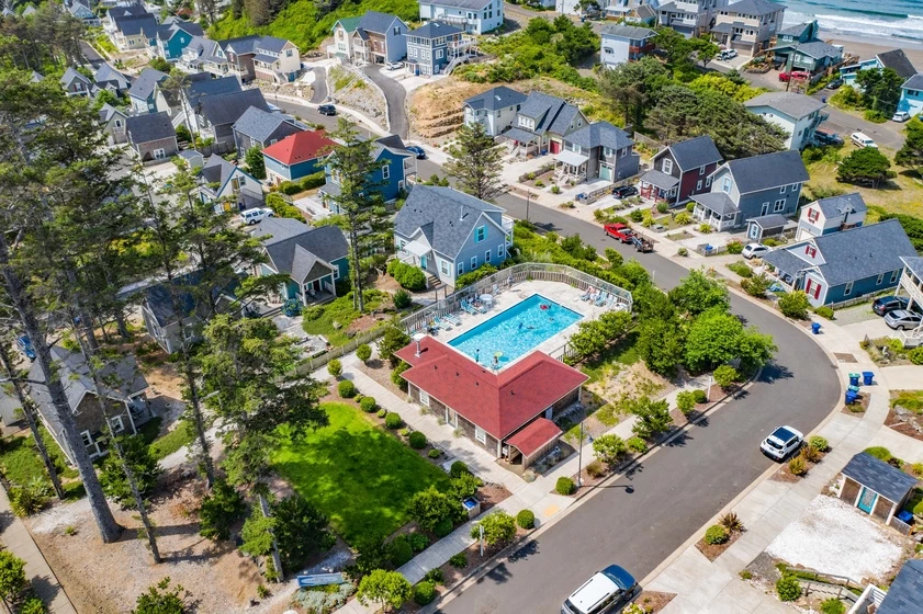 Woods and Waves - Private Hot Tub, Shared Pool, Olivia Beach