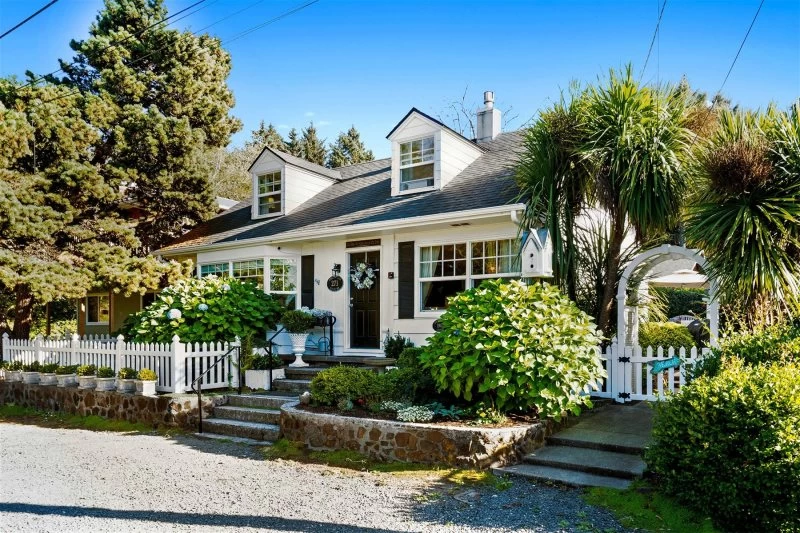 Elliot Way Cottage - Short walk to the beach!