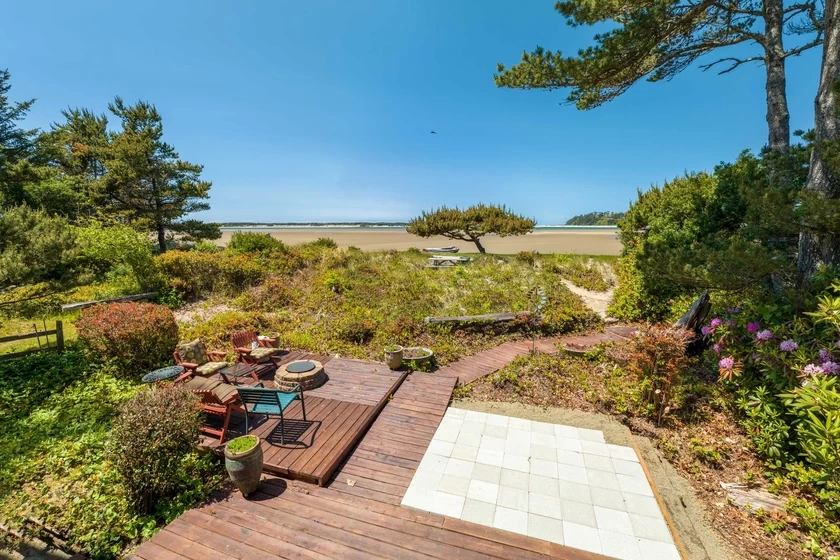 Siletz Bay Beach House - Hot Tub — photo 2