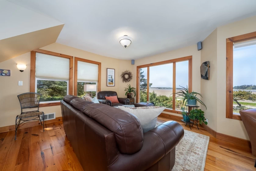 Siletz Bay Beach House - Hot Tub — photo 5