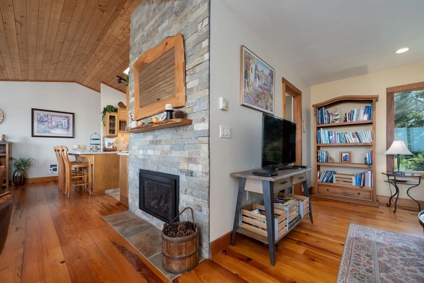 Siletz Bay Beach House - Hot Tub — photo 4