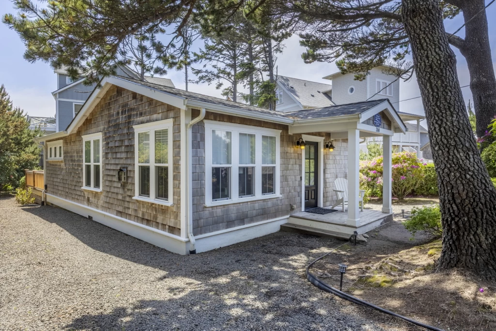 Beach Bungalow...by the Sea | Couples and Small Family Retreat | Hot Tub | Fireplace — photo 2