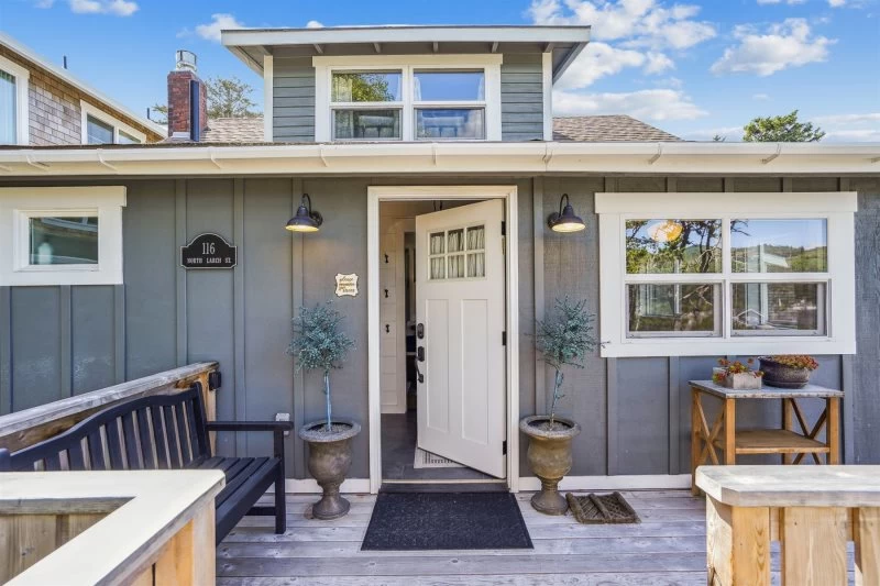 Larch St Cottage - 1 Block to Beach & Downtown