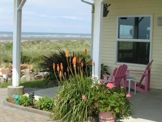 Beach Bum Inn - ON the Beach - Hot Tub & Fireplace — photo 5