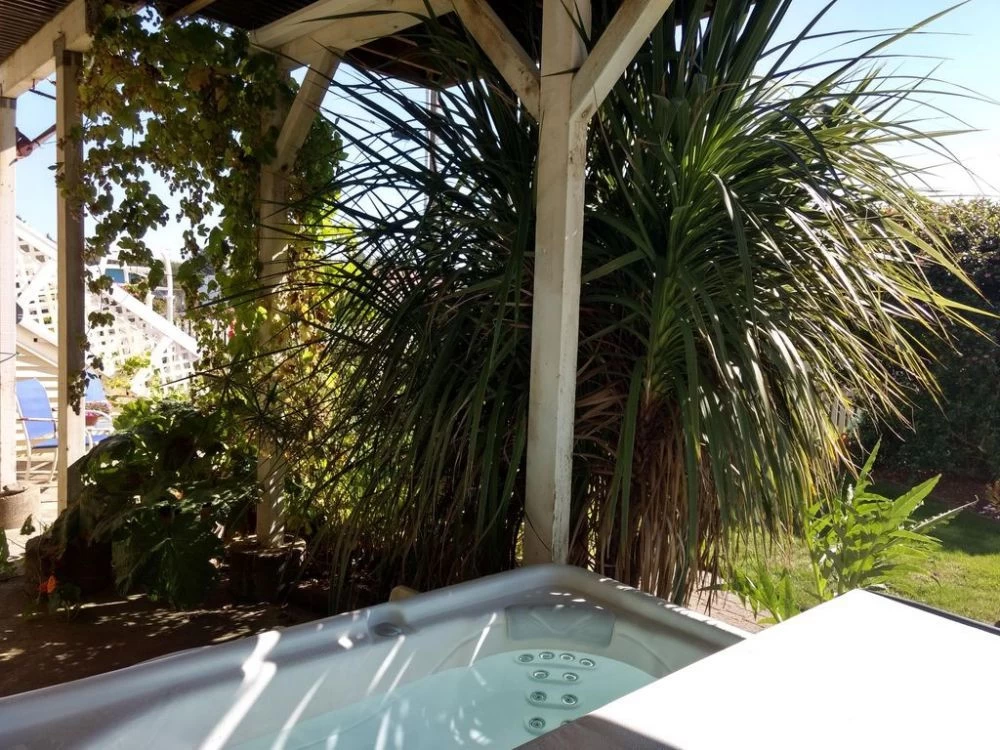 Beach Bum Inn - ON the Beach - Hot Tub & Fireplace — photo 3