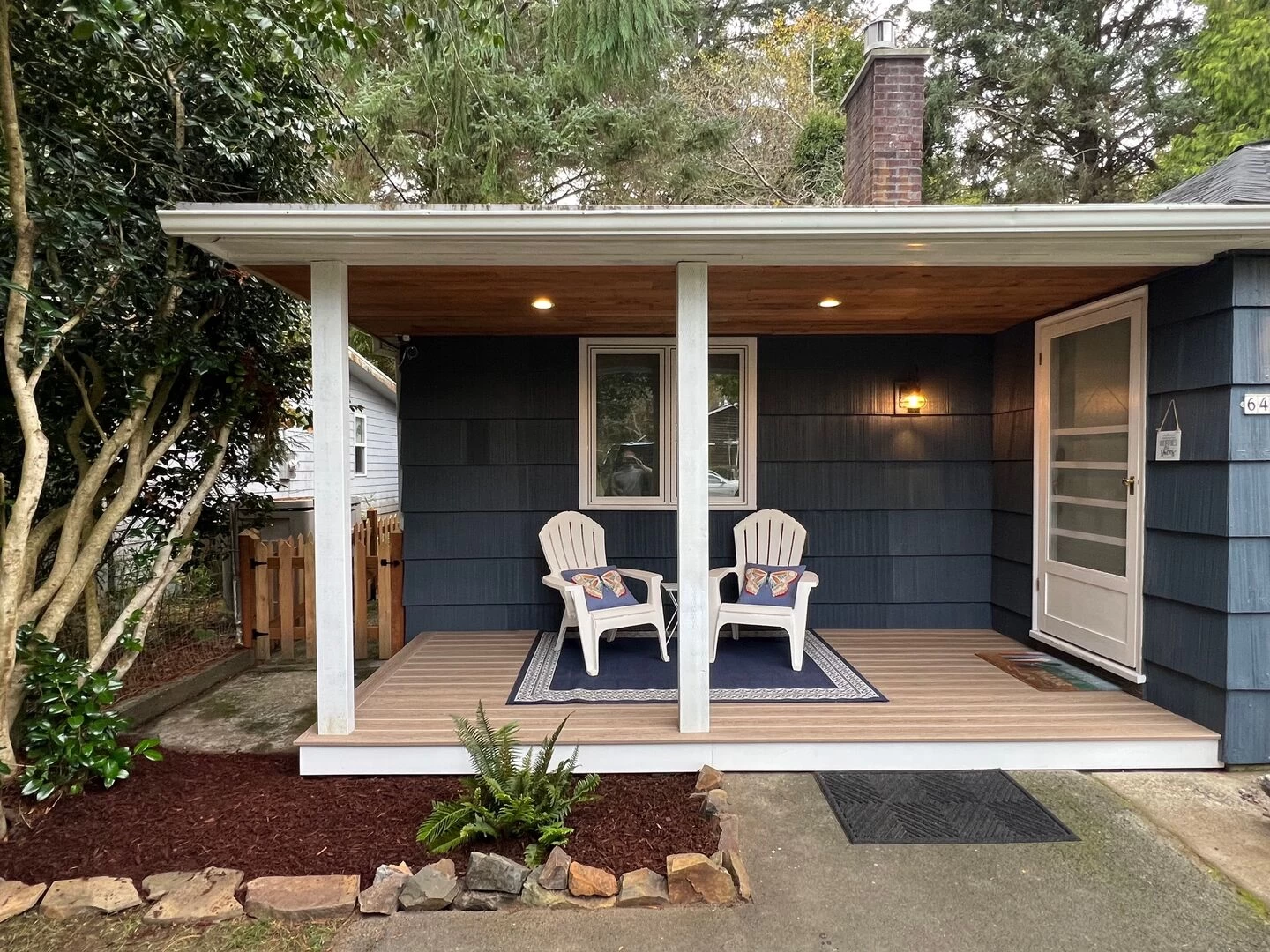 Chapman Point Cottage - Quiet Area, Hot Tub, 1Blk to the Beach