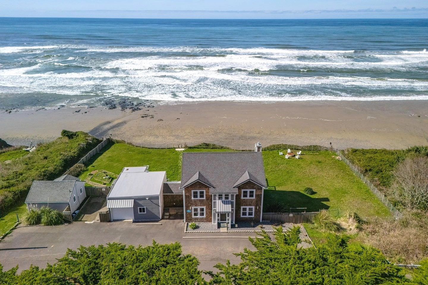 Stone's Throw – Large Groups ~ Guest Cottage & Hot Tub