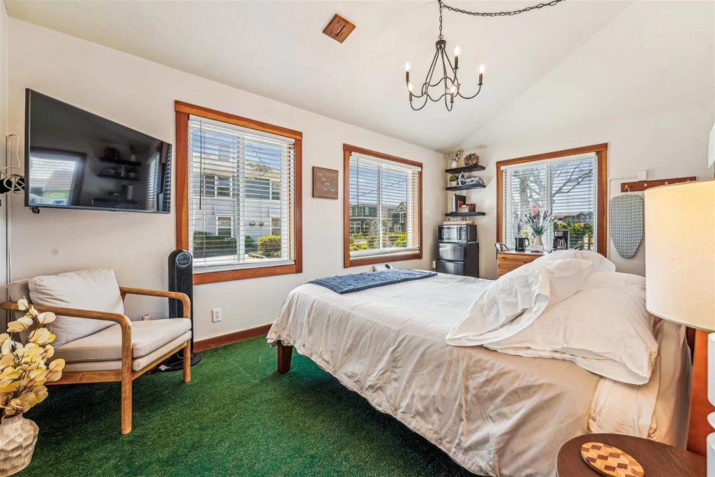 The Harrison Inn* Studio - New Listing, Walk to Everything! — photo 3
