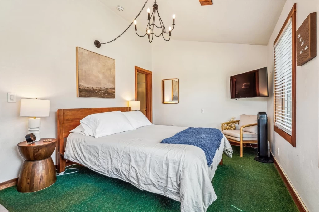 The Harrison Inn* Studio - New Listing, Walk to Everything! — photo 4