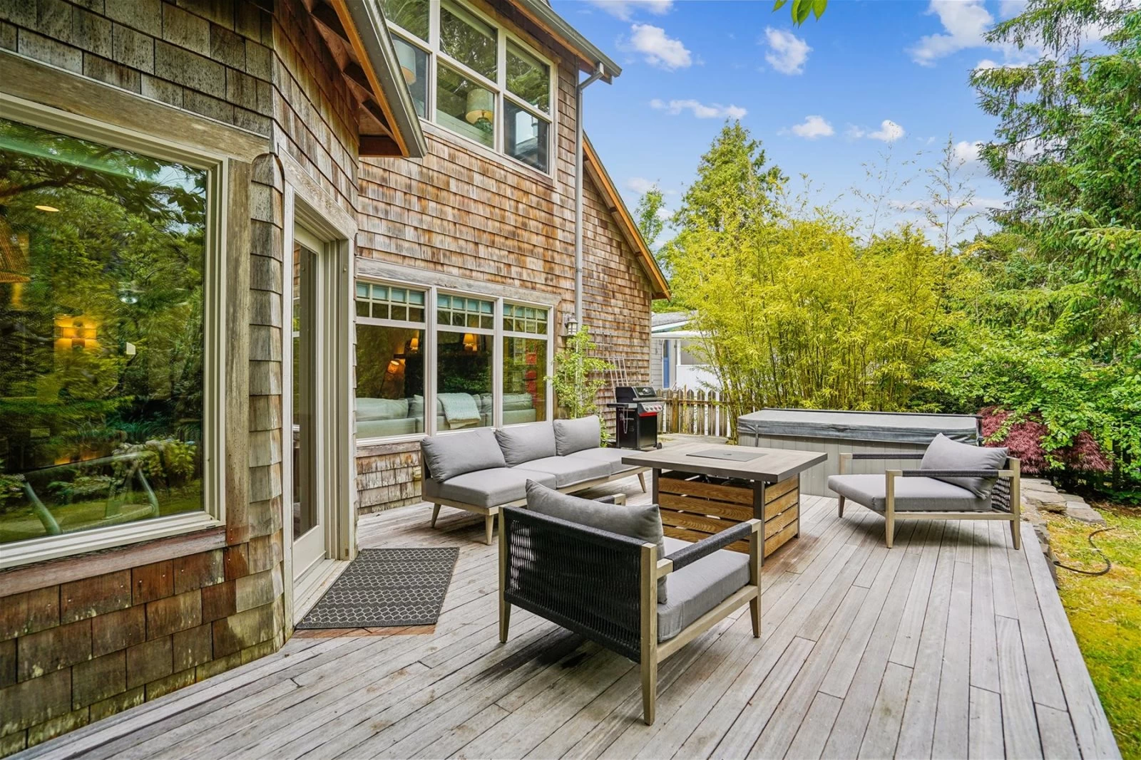 Puffins on Larch- New! Hot Tub, Walk to the Beach & Downtown