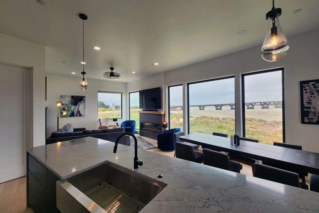 Bay's Edge - Views of Bay and Bridge, Hot tub, Pet Friendly — photo 2