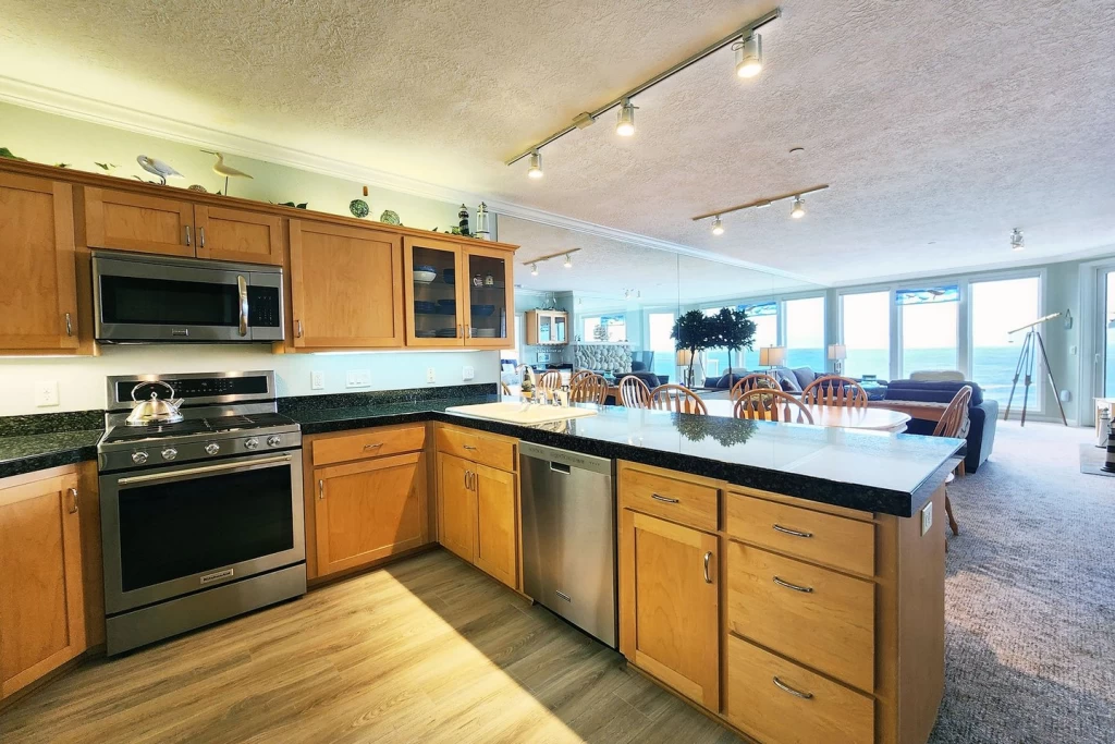 Reflections By The Sea - New Listing! Ocean Front, Pool, Fitness Center — photo 5