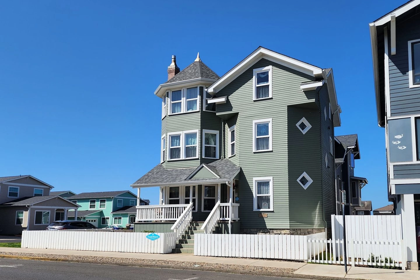 Endeavour House | 2 Bedroom | Sleeps 4 | Walk to Beach